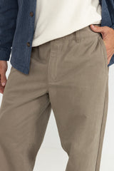 ESSENTIAL TWILL TROUSER - OAK