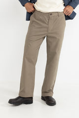ESSENTIAL TWILL TROUSER - OAK