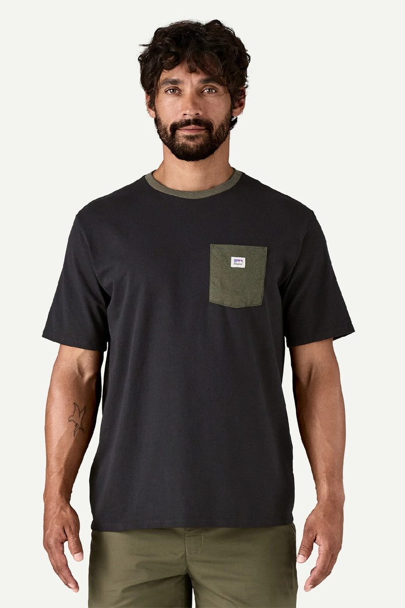 M'S SHOP STICKER POCKET RESPONSABILI-TEE - BLACK W/ BASIN GREEN